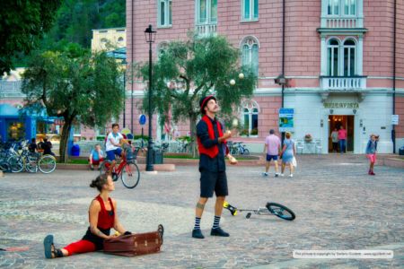 Giocolieri in piazza Cesare Battisti