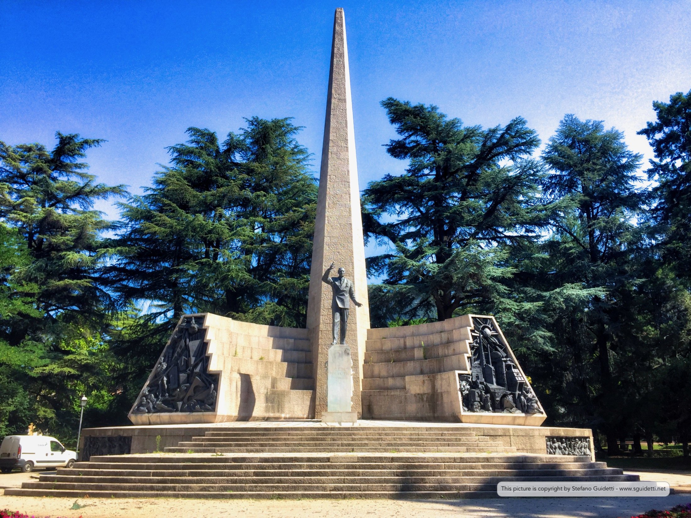 Monumento ad Alcide de Gasperi nel parco di piazza Venezia
